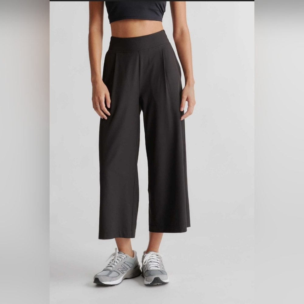 NWOT Quince Performance Tech Wide Leg Pants in Black. Size M